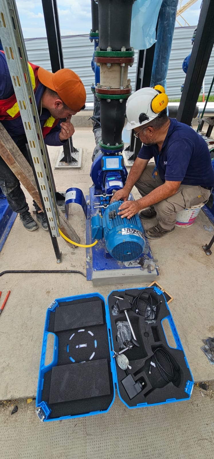 Equipo de Novell realizando alineación láser de equipo de bombeo